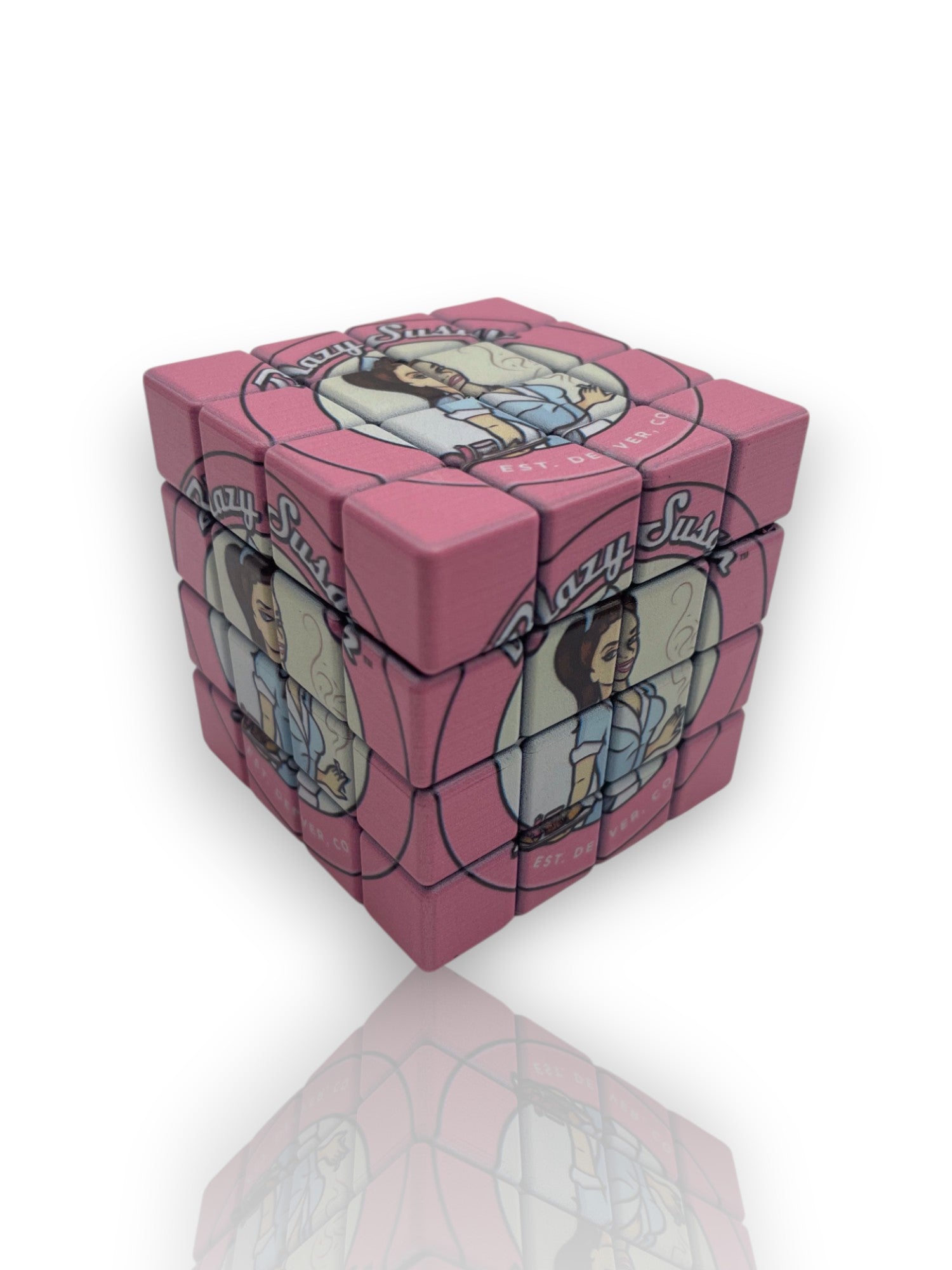 Image of 🧩 Grinder Cubo Rubik – Edición Puzzle Multicolor

🟥🟦🟨 Para los que quieren moler con estilo y nostalgia 🟩🟪⬜